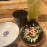 Meshisake Tomoe - お通し600円　お出汁と水菜サラダ