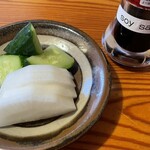 Tonkatsu Aduma - 漬物と醤油