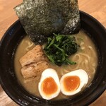 Raamen Namizou - 豚骨醤油ラーメン（女性はたまごサービス！）900円
