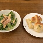 Kamakura Pasuta - セットのサラダと焼き立てパン