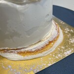 パティスリー リョーコ - 土台からずれちゃった。駅から家までバイクで移動した時にずれちゃったのかなあ