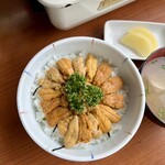 Ryoushi No Mise - ウニ丼2500円。味噌汁付き。