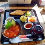 光る海 - ミニいくら丼&秋鮭定食 1500円