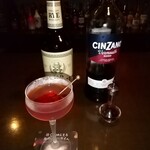 ノクターン - マンハッタン　材料のオーバーホルト、チンザノ、ビターとともに