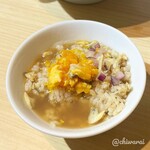 Kaidashi Chuukasoba Takeshou - 貝めしに味玉の黄身を乗せてスープご飯