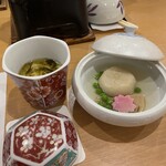 Hoteru Shikanoyu Hanamomiji - 左：蒸し物（茶碗蒸し うにいり磯辺あんかけ）右：煮物（竹の子饅頭 グリーンピースあんかけ）