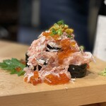 豊洲直送鮮魚と釜飯 二代目 魚義 - 海鮮こぼれ寿司（小）