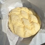 マルサン堂 - 料理写真:焼きたてメロンパンを隣の公園でパクッとな