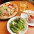 イタリアン beltempo - 料理写真:生ハムルッコラとモッツァレラトッピングのマリナーラでハーフ&ハーフ、サラダとランチワイン。おつまみ「個性的なサーブで食べ易いカプレーゼ。