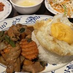 タイ料理サバイ・サバイ - ガッパオ・ガイ＝鶏肉とホーリーバジルの炒めご飯