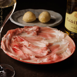 特注スライサーで提供する生ハム