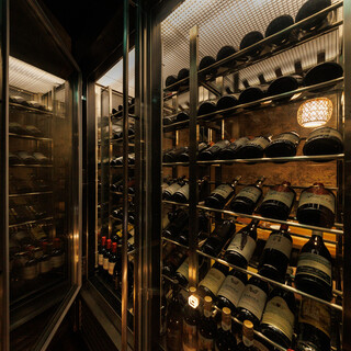 世界各国の厳選ワインをグラスやボトルでお楽しみいただけます。