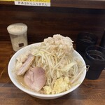 らーめん 松信 - 麺普通、野菜増し+¥100ニンニク、脂入り