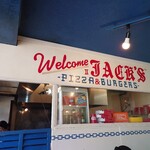 Jack's pizza and burgers - 入り口側の席に案内されて、調理場側を撮影。L字カウンター席が4席用意されている。