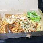 キッチン ブルー グローブ - アラビアータ、他店の餡掛け焼そば、ポテチピザと共に