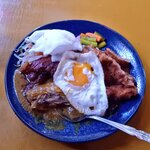 カレースイセイ - エビせんの下におかずが隠れていました。
