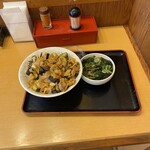 やしま - まかないの肉茄子玉葱丼と山菜汁、ボリューミー