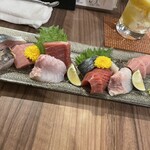 お料理とお酒 実りや - 刺し盛り5種　※左からしめ鯖、太刀魚、中トロ、松川カレイ、赤身。しめ鯖は好みの浅〆で絶品ですし、太刀魚も皮を炙って香ばしいです。特筆は松川カレイです。恐らく熟成させているのか旨味がヤバいです。