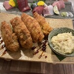 Oryouri To Osake Minoriya - 牡蠣フライ　※自家製のタルタルでいただきます。4つですが1つ1つがとても大きく食べ応えがあります。上げ具合もジューシーで本当に美味しいです。