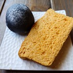 アルモニーア - 竹炭のパンとトマトのパン
