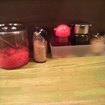 久留米とんこつしぼり 満州屋が一番 - 店内の薬味