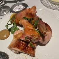 TWO ROOMS - メインをシェアしてたくさん食べたけど、これが一番のローストチキン