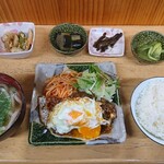 めし処 銀杏 - 料理写真:お昼のランチ メイン 煮込みハンバーグ