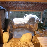 強羅　花扇 - 大浴場の露天風呂、熱め。