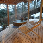 強羅　花扇 - 大浴場の露天風呂。ぬるめ。