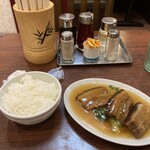 Hinchinkaku - 豚肉煮込とサービスライス