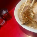 ラーメン二郎 - デカく分厚いブタ！