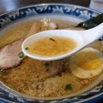 東風亭 - 背脂舞う豚骨醤油スープ
