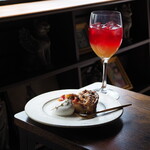 日替わりCafe&Bar モンデンキント - 苺とルビーレッドキウイのシナモンクランブルタルト（650円） 春うらら（600円）