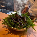 御料理ふじ居 - 最後の仕上げに、炭焼きの鮎を笹の上でほうじ茶燻しに