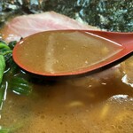家系ラーメン とらきち家 - スープ