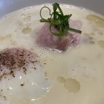 らーめんMAIKAGURA - 白トリュフ香る鶏白湯麺＋温泉たまご