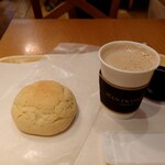 Boulangerie JEAN FRANCOIS - 横濱メロンパン：242円、カフェオレ：490円