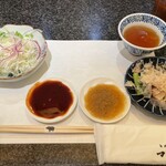 とんかつ マンジェ - サラダ・ほうじ茶・香の物・とんかつソース