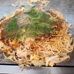 Okonomiyaki Happou - 肉玉そば(税込750円)
                        ・茹で生中太麺(磯野製麺所)
                        ・オタフクソース《専門店用》(控えめな甘さ)
                        ・焼き方:押さえる
                        ・焼き上がりの形:乱れた焼き上がり
                        ・鉄板皿又はお皿で食べる