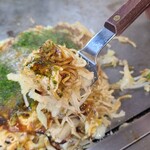 Okonomiyaki Happou - まず麺は焦げている部分と火が余り当たっていない部分のムラがあり、バリバリとフニャが共存、またキャベツも焼きムラがあり残念
                        結果としてお好み焼きこベースと麺が一体感が無く、残念な仕上がりでした