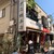 ヤマタニ餃子店 - 外観写真:イタリアンレストランとロティサリーチキンに挟まれた店