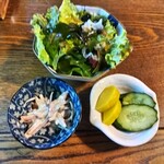 ひかり寿司 - 付属のサラダ・小鉢・漬け物