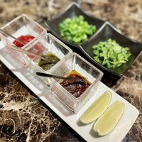 Shangri-La's secret ROPPONGI - 薬味はパクチーと小葱。味変用のタレは、唐辛子ベースのトマト・ニラダレ・干しエビとピーナッツ。ライム