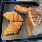 Rabuthikkudojoerurobushon - パンドミ:角食パン(¥430)、ロブションのクロワッサン(¥280)×2、フイユテ"鴨のアッシュパルマンティエ"ザクザク食感の折り込み生地で包んで(¥540) - 鴨肉のパイ包み焼き美味すぎて吃驚。