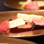 Arumoni Gen - 熊本県産赤牛ランプとイチボ。赤ワインソース。のらぼー菜にベシャメルソースとグリュイエールチーズ。