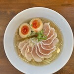 麺や しき - 塩支那そば（８８０円）＋トリレアチャーシュー＋250円・濃厚玉子＋１１０円