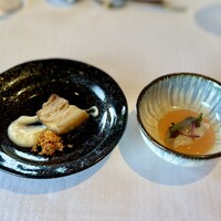 リアス バイ ココチャ - 左：パンチェッタ　カリフラワーソース
                    右：魚（鯵）のマリネ　オリーブジャム