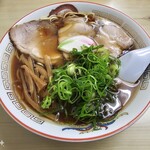 Maru Hira Chuu Ka Soba Semmon Ten - 中華そば　豚骨出汁がフワリと薫る、まろやかなコクと旨味でバランスのいいスープがウマイ。トッピングが多めなのも嬉しいですね。