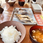 船場亭 - ライスと味噌汁つけました。