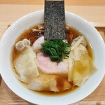 飯田商店 - わんたん入りしょうゆらぁ麺2,150円